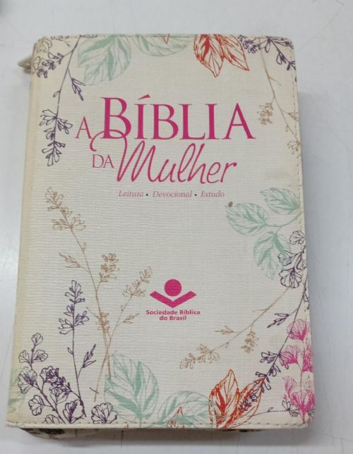 A Bíblia Da Mulher - Leitura, Devocional e Estudo - Capa florida e com Ziper