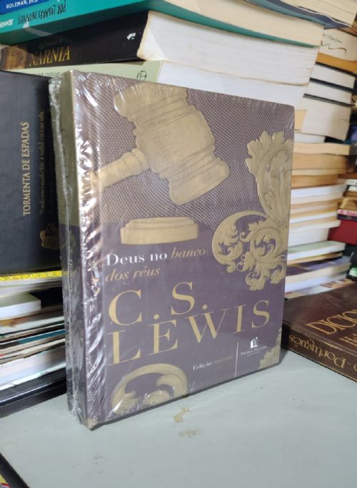 Deus no banco dos réus